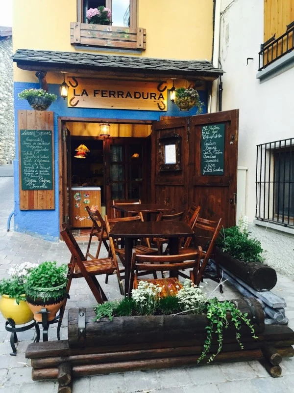 Exterior de La Bodega de la Ferradura a Alp